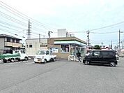 コンビニ「ファミリーマート東員町六把野店まで734m」