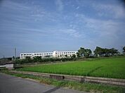 中学校「桑名市立正和中学校まで1884m」