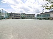 小学校「伊勢市立修道小学校まで427m」
