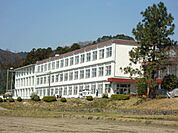 中学校「亀山市立関中学校まで1496m」