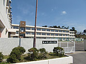 小学校「亀山市立関小学校まで1194m」