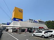 複合モール「亀山エコータウンまで1295m」