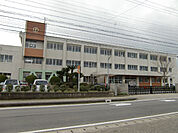 小学校「亀山市立亀山東小学校まで993m」
