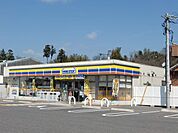 コンビニ「ミニストップまで933m」