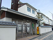 小学校「亀山市立亀山西小学校まで507m」