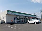 コンビニ「ファミリーマート亀山能褒野店まで575m」