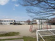 小学校「亀山市立川崎小学校まで939m」