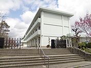 小学校「亀山市立井田川小学校まで1016m」
