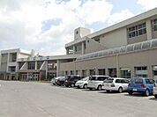 中学校「亀山市立中部中学校まで1996m」