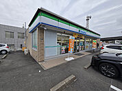 コンビニ「ファミリーマート亀山野村店まで913m」