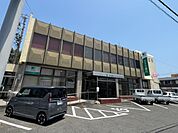 銀行「三十三銀行亀山中央支店まで2149m」