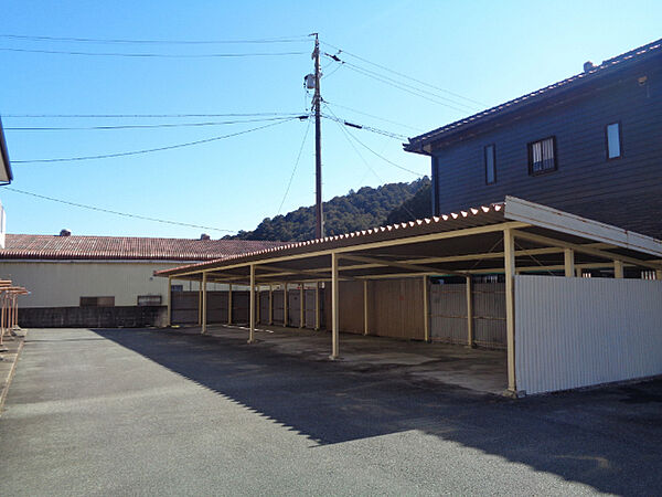 駐車場：屋根付き駐車場