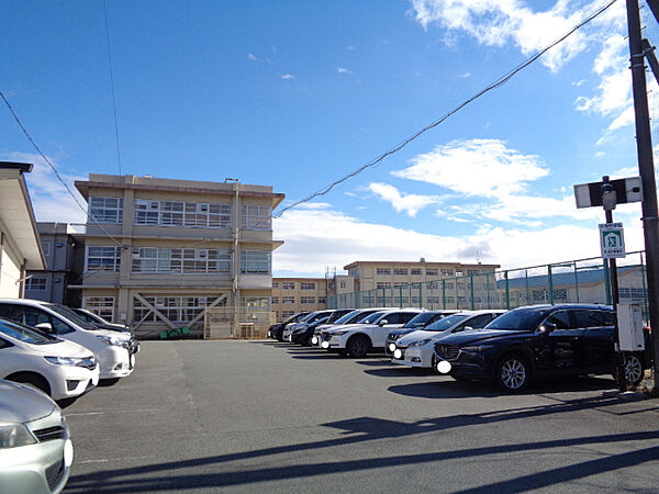 画像24:中学校「松阪市立久保中学校まで1952m」