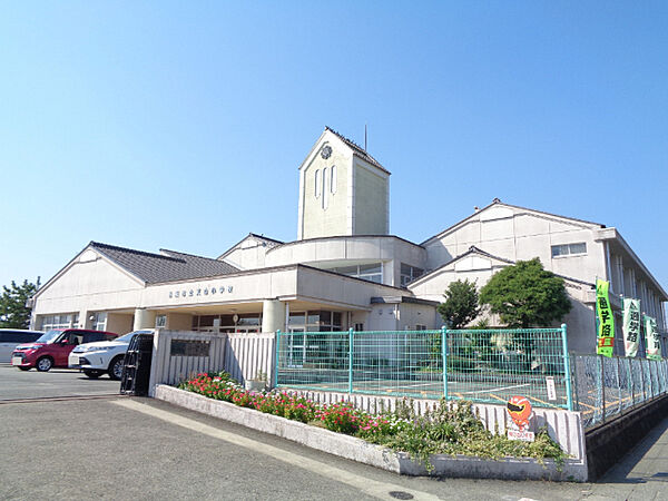 画像17:小学校「松阪市立天白小学校まで579m」