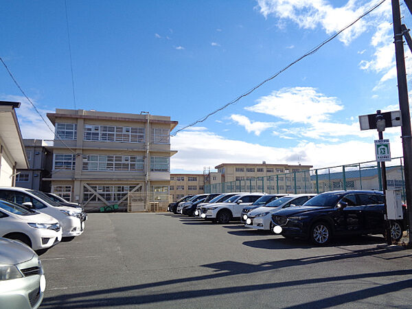 画像5:中学校「松阪市立久保中学校まで2004m」