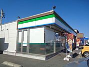 コンビニ「ファミリーマートまで890m」