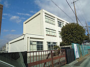 小学校「松阪市立幸小学校まで828m」