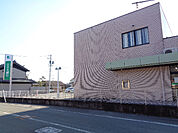 銀行「三十三銀行川井町支店まで494m」