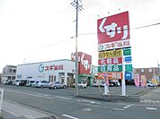 ドラッグストア 「スギ薬局まで820m」