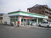 コンビニ「ファミリーマートまで360m」