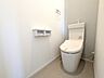 室内：トイレには快適な温水洗浄便座付き