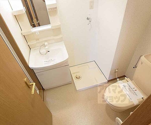 画像20:トイレと洗面台は面しています