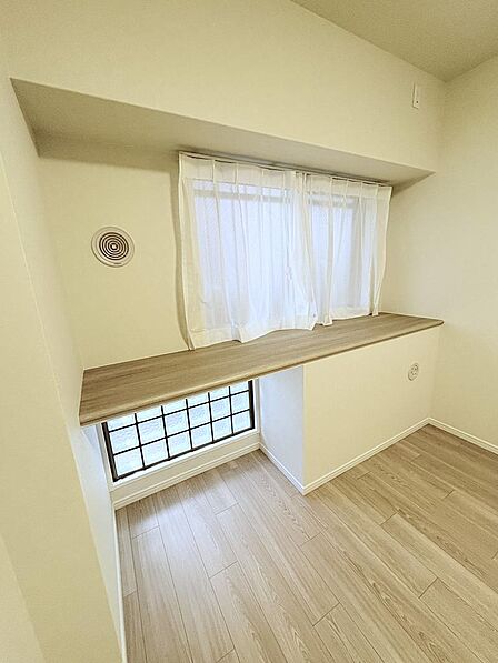 ●窓際にはデスクになるカウンターテーブル付き。