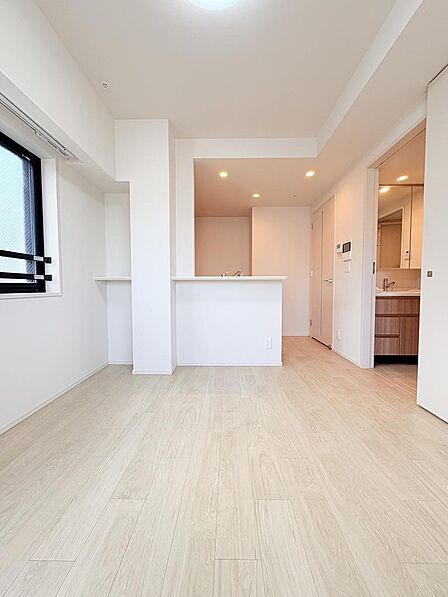 ●LDK約13.6帖、角部屋につき窓が多く、陽当良好!