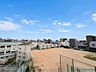 バルコニー：【眺望】目の前に学校の校庭が広がっており、気持ちの良い抜けた眺望があります。花火大会も鑑賞可能。