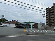 コンビニ「ファミリーマート津岩田店まで833m」