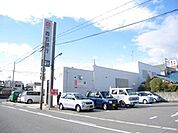 銀行「百五銀行橋南支店まで924m」