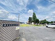 小学校「津市立村主小学校まで1292m」