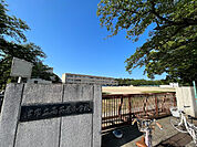 小学校「津市立高茶屋小学校まで1052m」