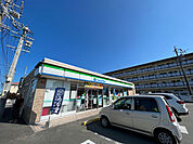 コンビニ「ファミリーマート津市南新町店まで297m」