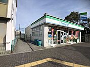 コンビニ「ファミリーマートまで740m」