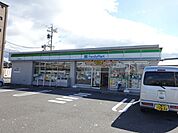 コンビニ「ファミリーマートまで570m」