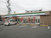 コンビニ「ファミリーマートまで440m」