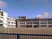小学校「津市立新町小学校まで948m」