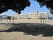 小学校「津市立修成小学校まで1732m」