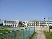 中学校「市立朝陽中学校まで1900m」