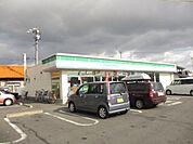 コンビニ「ファミリーマートまで500m」