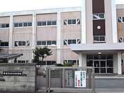 中学校「鈴鹿市立千代崎中学校まで1024m」