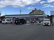 コンビニ「ファミリーマートまで570m」
