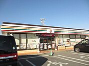 コンビニ「セブンイレブンまで520m」