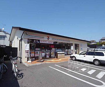 周辺：セブンイレブン深草大亀谷店まで729m