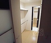 寝室から廊下にかけての収納スペース。