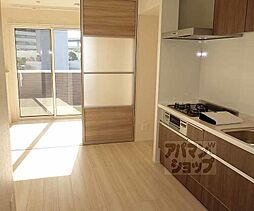 近鉄京都線 上鳥羽口駅 徒歩5分の賃貸アパート 3階1LDKのリビング/ダイニング