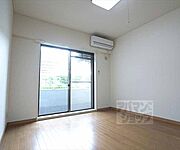 6．5帖洋室とキッチンです