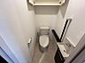 トイレ：トイレには上部収納と手洗い器を完備し機能性にも配慮されています。