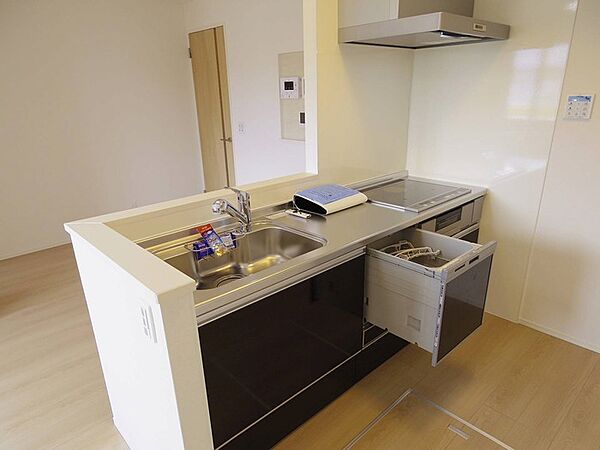 画像4:対面式システムキッチン（ＩＨ仕様・食洗機付き）